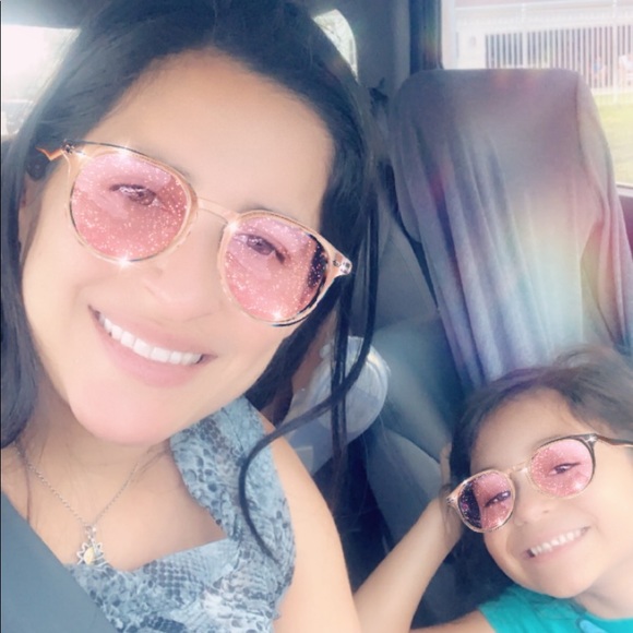 Meet your Posher, Leslie - Picture 1 of 1